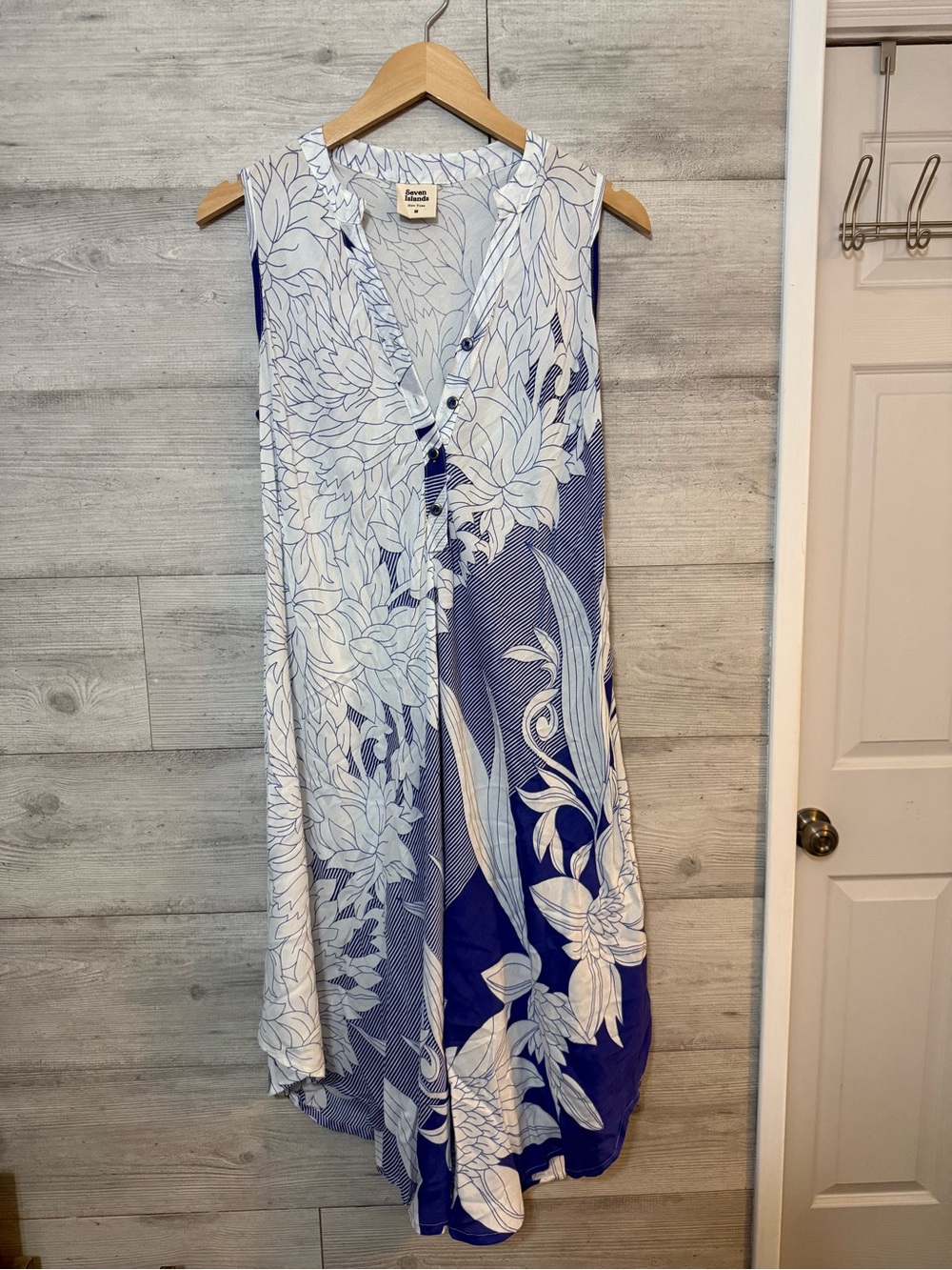 Seven Islands Maxi Dress Womens Medium White Blue Floral Sleeveless Flowy NWOT